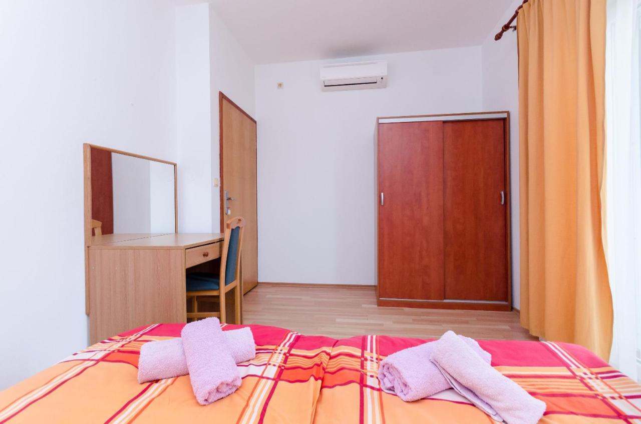 Apartments And Room Ljubica Lopar Bagian luar foto