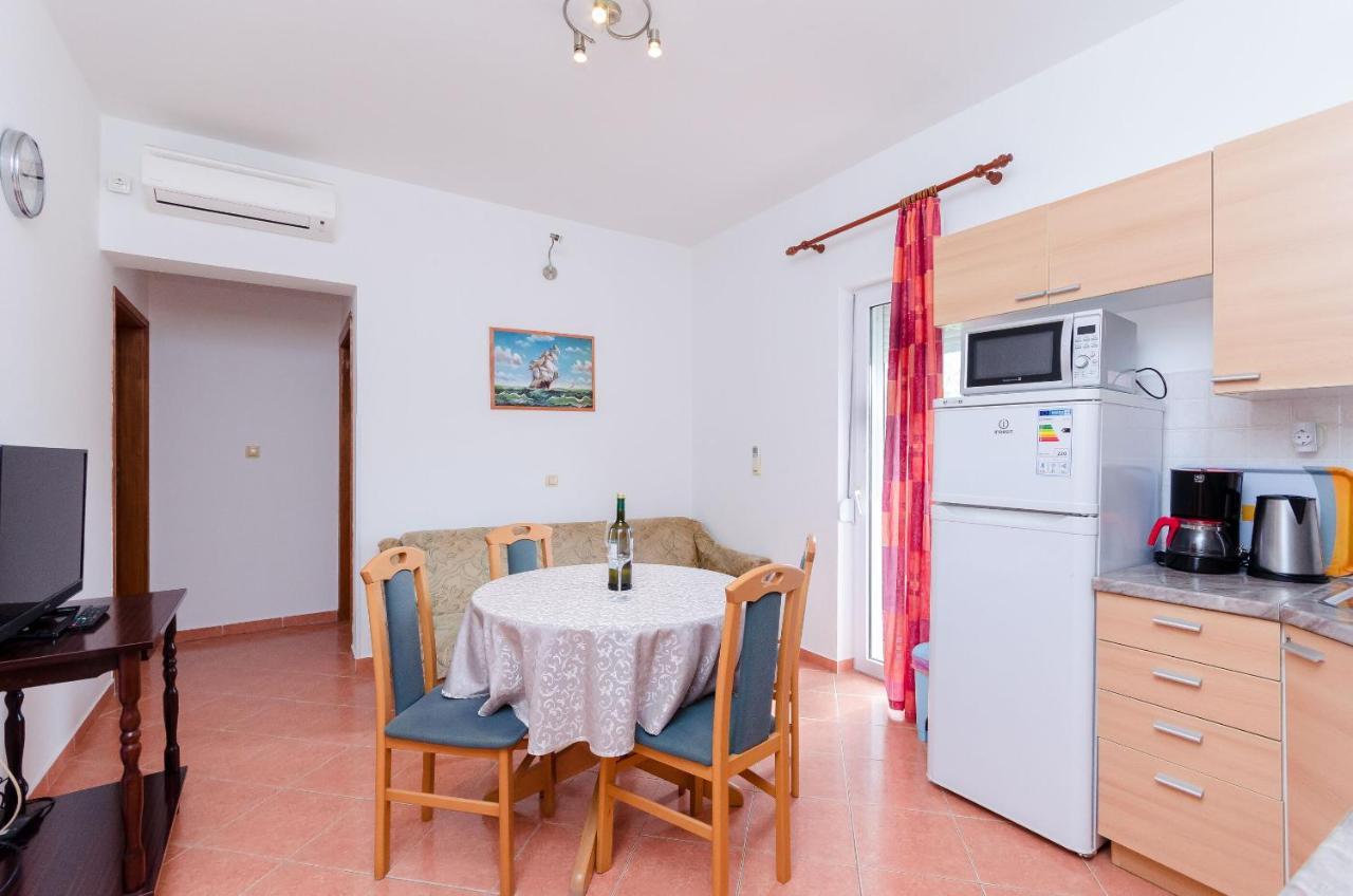 Apartments And Room Ljubica Lopar Bagian luar foto