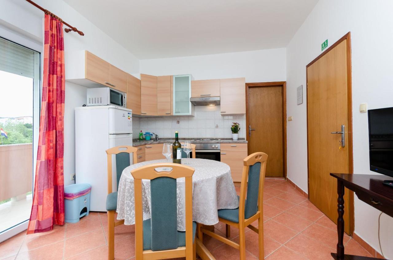 Apartments And Room Ljubica Lopar Bagian luar foto