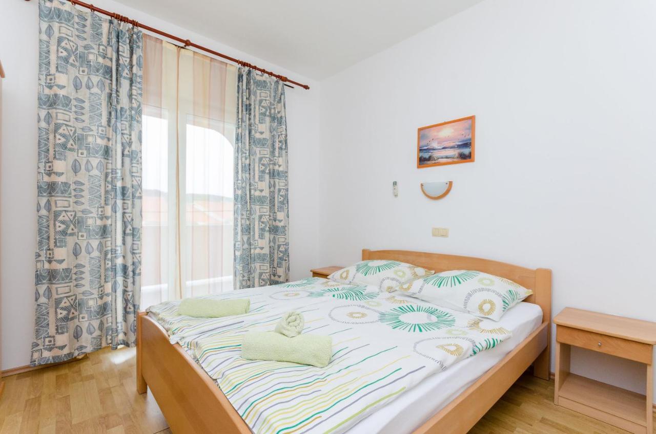 Apartments And Room Ljubica Lopar Bagian luar foto