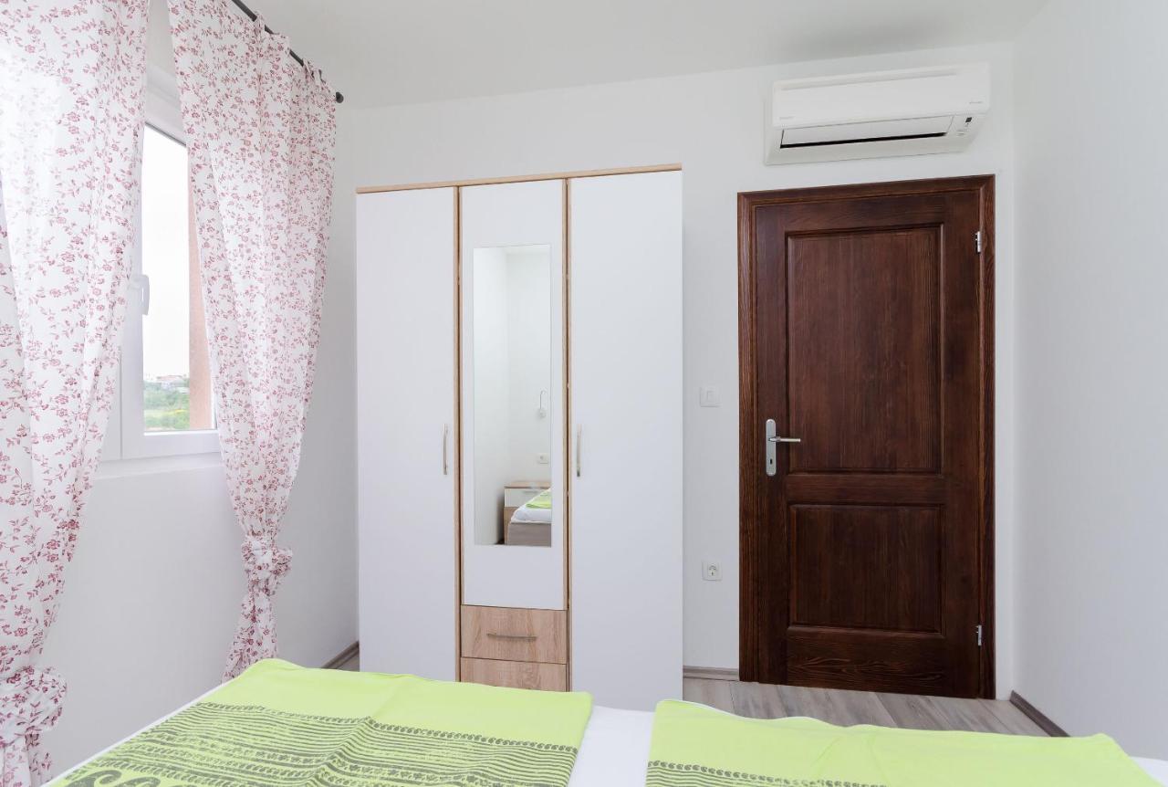 Apartments And Room Ljubica Lopar Bagian luar foto