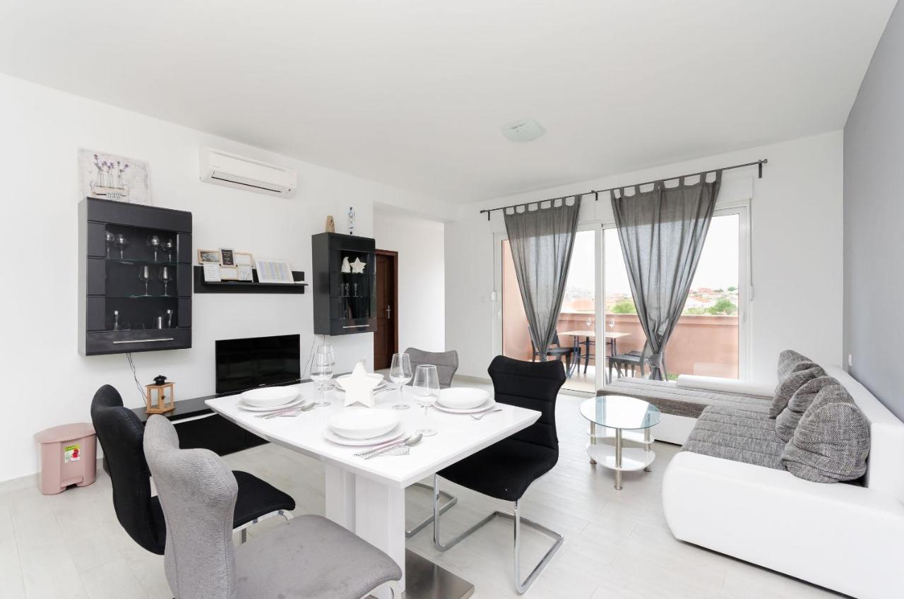 Apartments And Room Ljubica Lopar Bagian luar foto