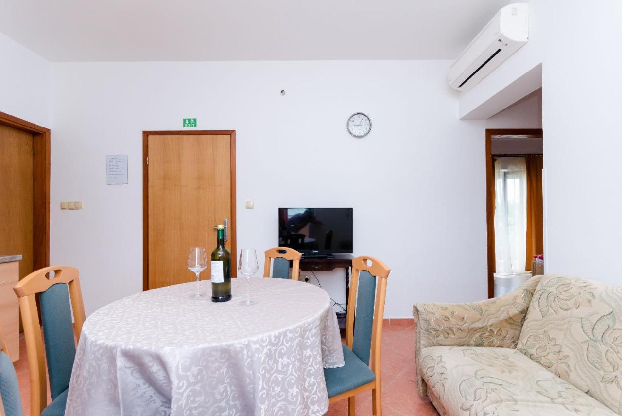 Apartments And Room Ljubica Lopar Bagian luar foto