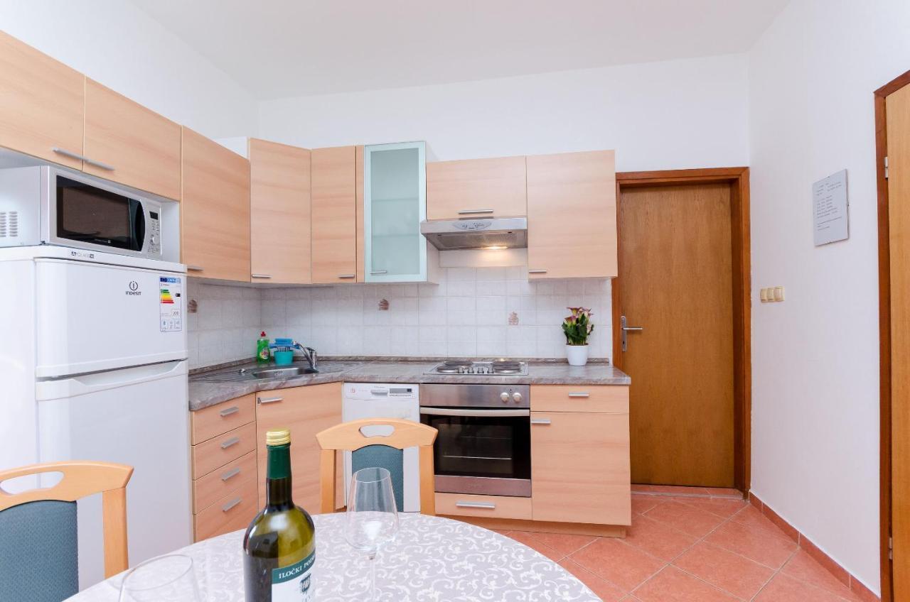 Apartments And Room Ljubica Lopar Bagian luar foto