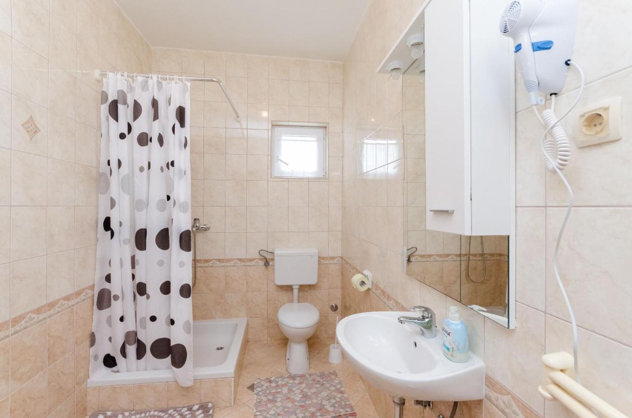 Apartments And Room Ljubica Lopar Bagian luar foto